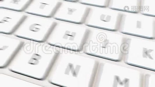 白色电脑键盘和红色双键视频