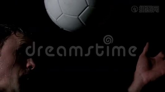 足球运动员在黑色背景下踢球视频