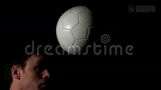 足球运动员在黑色背景下踢球视频