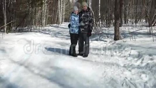 孩子在冬季公园里跑回家视频