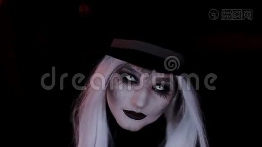 女巫帽的形象。 黑色背景视频