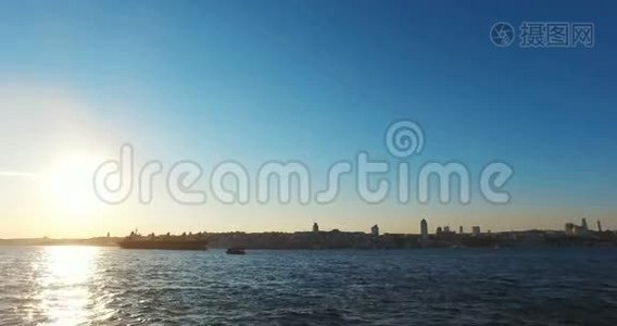 伊斯坦布尔。 土耳其日落时的Uskudar景色。视频