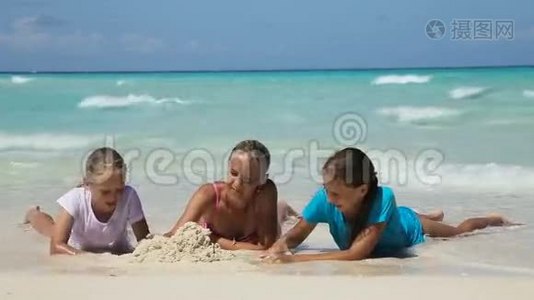 快乐的一家人白天在海滩上玩耍视频