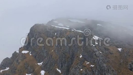 岩石多雾的山岩视频