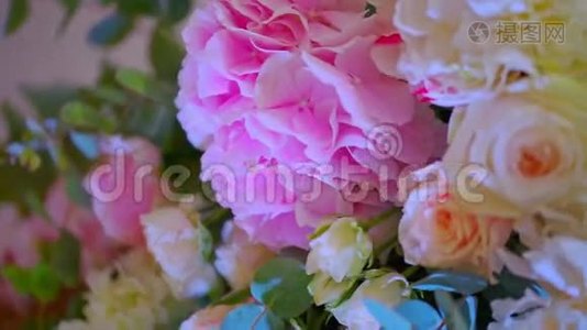 活花、玫瑰的节日装饰组合视频
