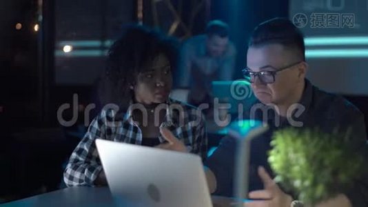 男子和妇女在台式计算机上工作视频