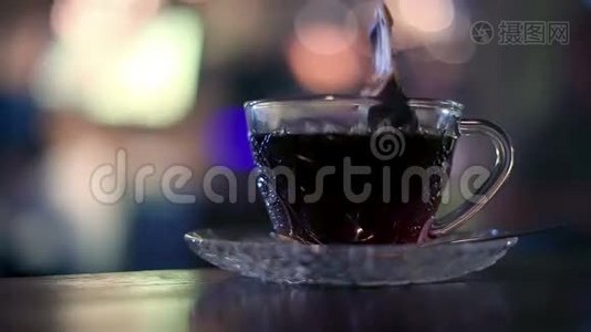 热水泡袋中的红茶视频