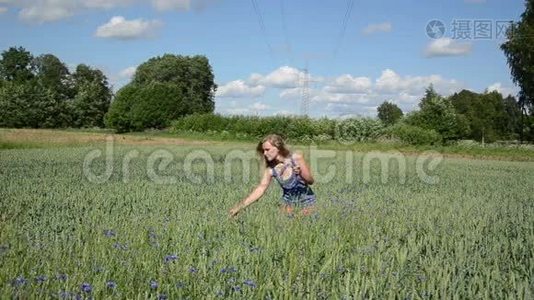 女孩戴上花环视频