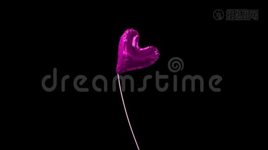 粉红色的心脏气球系在绳子上视频