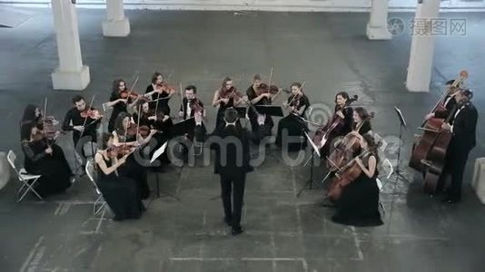 管弦乐队。 音乐家在音乐厅拉小提琴视频