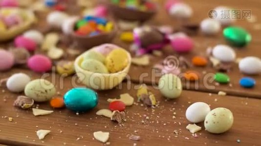 巧克力复活节彩蛋和桌上放糖果视频