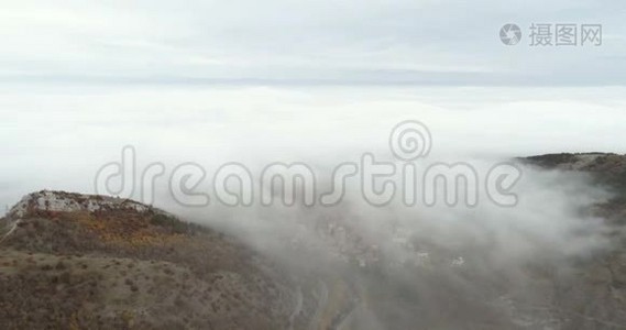 带着许多薄雾飞越群山视频