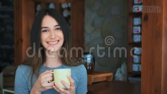 年轻女子喝茶，在咖啡馆放松视频