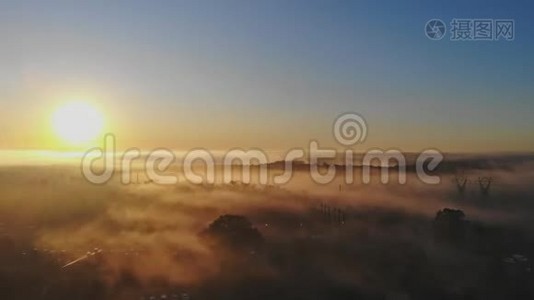 早晨在湖上有雾的风景，壮丽的日出或日落视频