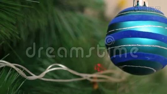 蓝色的球在圣诞树上摆动。视频