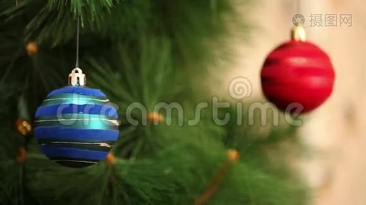 圣诞树上的一堆蓝球。视频