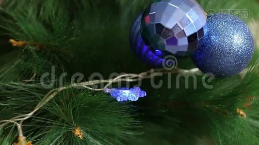 圣诞树上的一堆蓝球视频