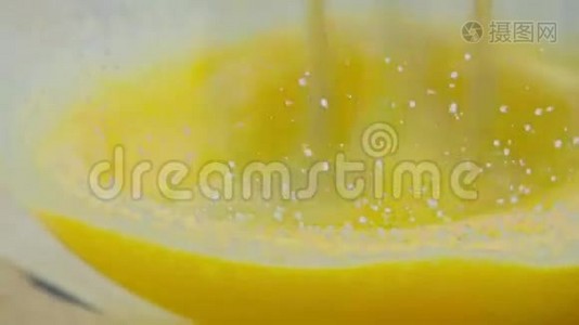 在玻璃碗中用手搅拌蛋黄视频