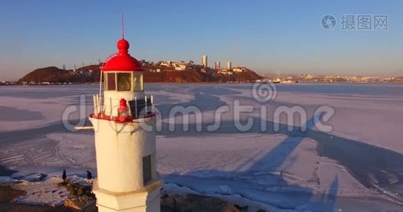 灯塔上托卡雷夫猫的背景海景..视频