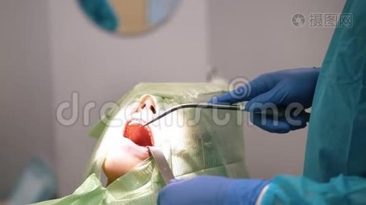 口腔科门诊-患者男性，牙科椅视频