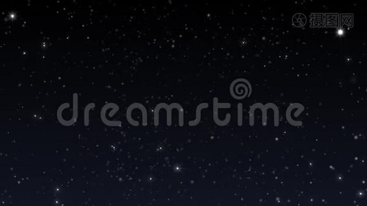 相机在哈勃星云的背景下飞过一个星域视频