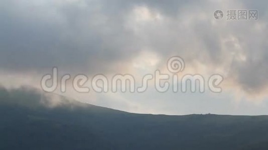 夏天的山林，天空乌云密布视频