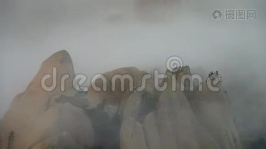 云中的乌尔桑巴维岩。 韩国塞拉克山国家公园的山视频