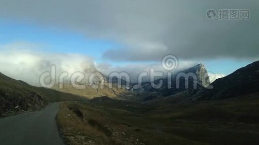 时光流逝，通往高山的道路视频