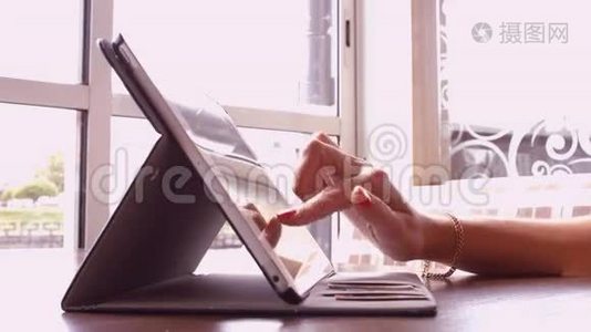 女人在咖啡馆的平板电脑上写了一条信息视频