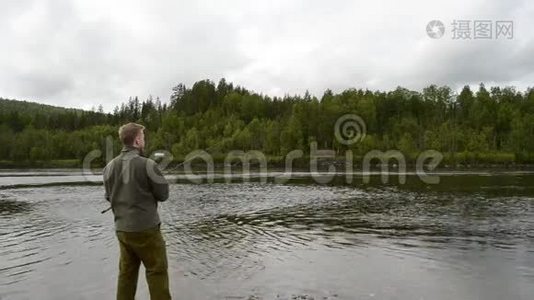 鲑鱼渔夫在钓线上钓鱼视频