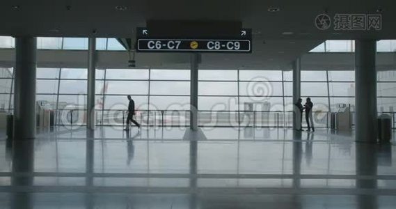 机场候机楼随身行李人员剪影视频