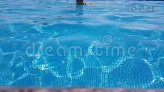 白种人留着胡须的人在晴朗的夏天阳光明媚的一天，漂浮在蓝色的游泳池里。 旅游、健康视频