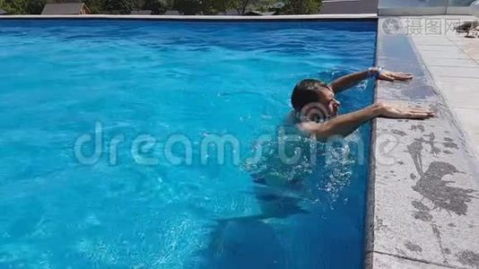 白种人留着胡须的人在晴朗的夏天阳光明媚的一天，漂浮在蓝色的游泳池里。 旅游、健康视频