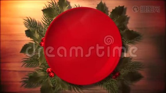 动画特写圣诞树树枝和木板背景上的糖果板视频