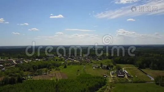 从空中俯瞰乡村，无人驾驶飞机从拉脱维亚农场俯视视频