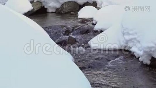 冬天的冰冻瀑布视频