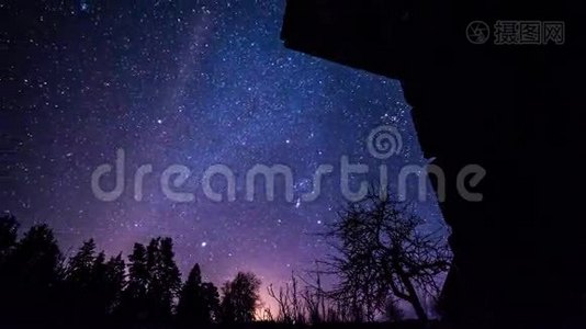 冬季夜晚，木材房上星星的时间推移。视频