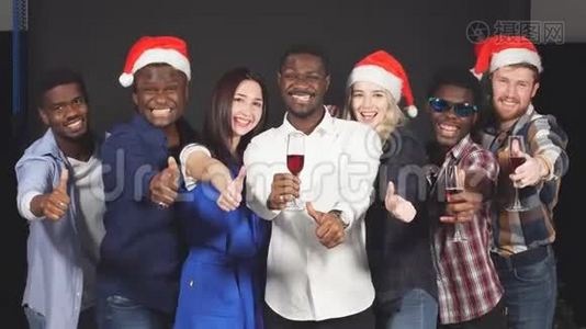 混合种族的朋友在圣诞晚会上，微笑着看着镜头。视频