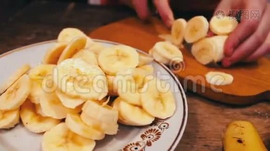 用刀在木板上切香蕉的特写视频