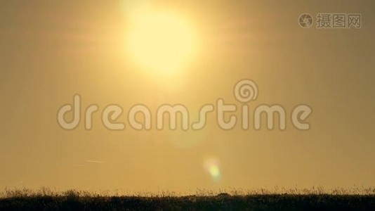 在橙色日落背景下玩飞机模型的男孩视频