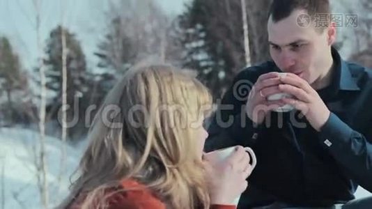 年轻的情侣在寒假里享受着视频