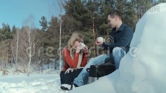 年轻的情侣在寒假里享受着视频