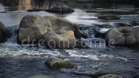 南布格河上的花岗岩急流和急流视频