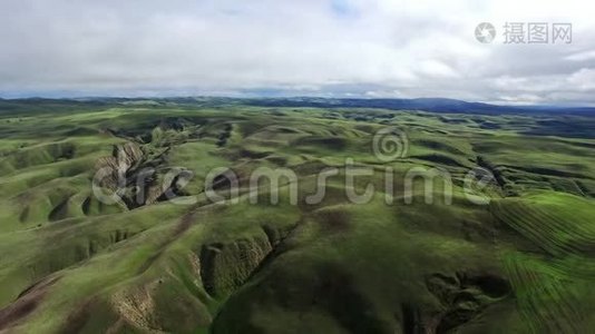 景观鸟瞰山丘和绿地视频