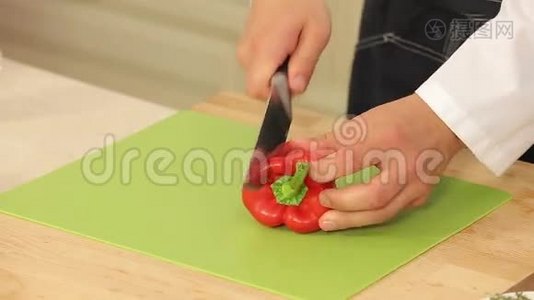 切夫正在切割板上切割红辣椒视频