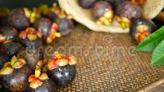 在木桌上看到新鲜美味的收获芒果。 篮子里有泰国有机紫果..视频