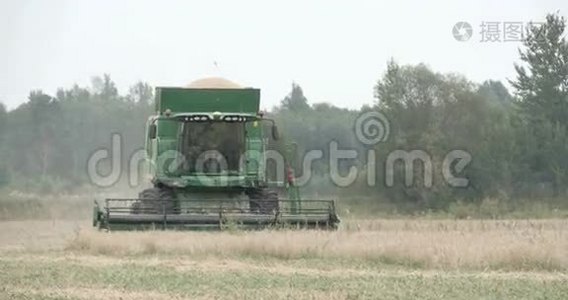 一台小麦收割机在田间奔跑视频