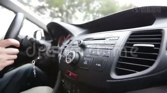 慢动作驾驶汽车的人的手视频