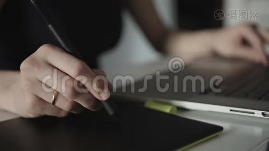 女设计师绘制的图形平板电脑视频