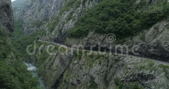 莫拉卡河峡谷道路的鸟瞰图视频